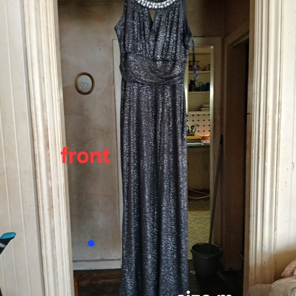 Formal dresses - Picture 1 of 8